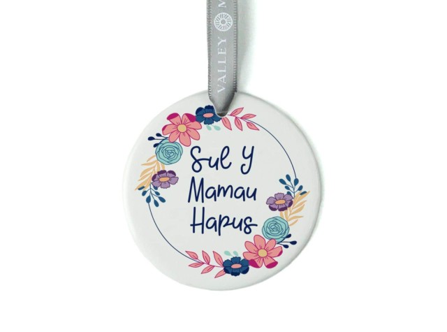 white ceramic mother's day decoration with the words sul y mamau hapus